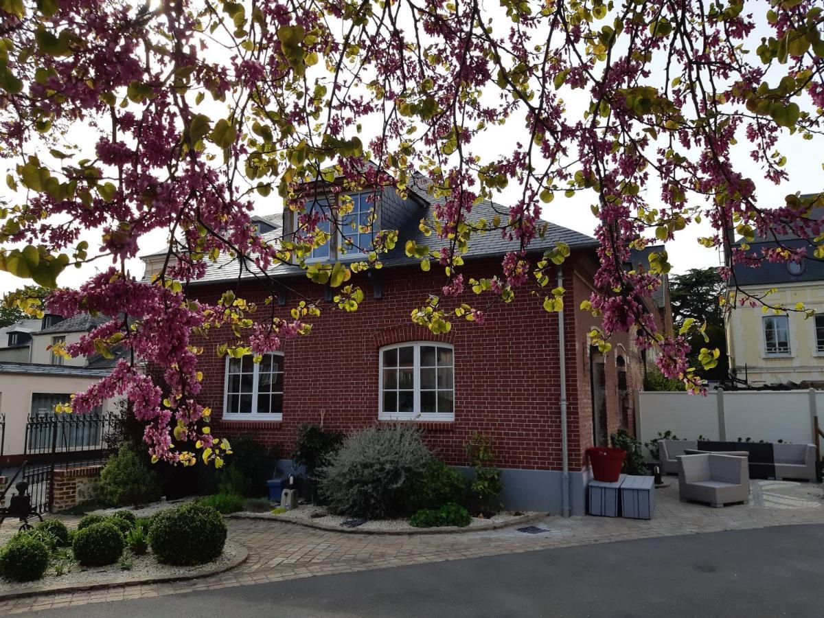 Hotel Et Spa Le Lion D'Or Pont-l'Eveque  Exterior photo